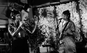 Aulyla sorgt für immersives Konzerterlebnis bei Mute Solo Aulyla bei Mute Solo im Tonlabor. Foto: Sarah Cüpper/Mirjam Bär. Auf dem Bild sieht man zwei Frauen,beide singen in ein Mikrofon, eine spielt außerdem noch Bass.