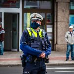 Adventszeit: Waffenverbot am Hamburger Hauptbahnhof Ein Polizist steht in einer Fußgängerzone - Waffenverbot Hamburg