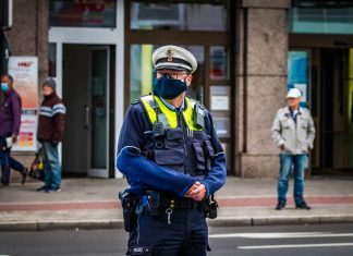 Adventszeit: Waffenverbot am Hamburger Hauptbahnhof Ein Polizist steht in einer Fußgängerzone - Waffenverbot Hamburg