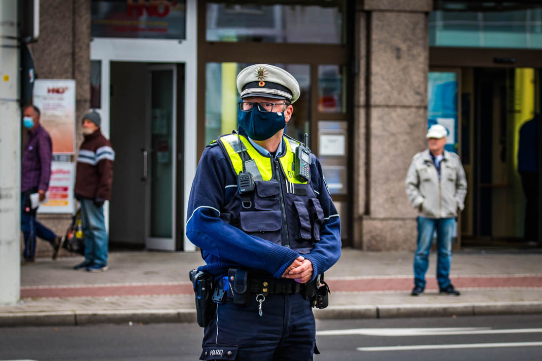 Ein Polizist steht in einer Fußgängerzone - Waffenverbot Hamburg