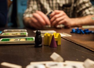 Sieben Gesellschaftsspiele für kalte Wintertage In der kalten Jahreszeit ist ein Spieleabend mit Freund*innen genau das richtige. Foto: RachH/pixabay