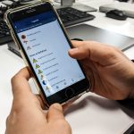 Bundesweiter Warntag auch in Hamburg Bundesweiter Warntag: Eine Person bedient die NINA Warn-App auf einem Smartphone. Foto: Francine Sucgang