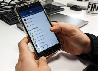 Bundesweiter Warntag auch in Hamburg Bundesweiter Warntag: Eine Person bedient die NINA Warn-App auf einem Smartphone. Foto: Francine Sucgang