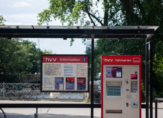 ZOB wiedereröffnet: Busse fahren wieder am Bahnhof Bergedorf Eine Bushaltestelle mit Fahrkartenautomat in Hamburg. An einem Bahnhof.