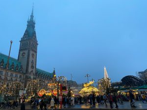 Der Weihnachtsmarkt am Hamburger Rathaus. Foto: Sarah Böse