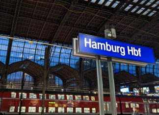 Neuer Fahrplan der Deutschen Bahn Hamburg Hbf steht auf einem blauen Schild im Bahnhof. Bald gilt der neue Fahrplan der Deutschen Bahn.