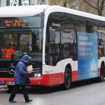 Umstieg auf Elektrobusse in Hamburg verlangsamt sich E-Bus (Elektrobus) auf einer Straße vor einem Menschen