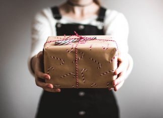 Geschenkideen aus Hamburg: Hier wirst du fündig Geschenkideen zu Weihnachten. Foto: Unsplash/ Kira auf der Heide