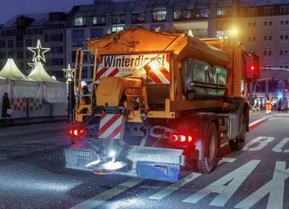 Glatteis in Hamburg: Mehr als 60 Patienten im UKE nach Unfällen Ein Streufahrzeug fährt durch Hamburg. Aktuell herrscht Glatteisgefahr.