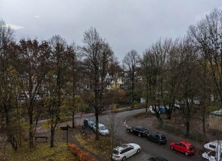 Glatteis in Hamburg und im Norden möglich Grauer Himmel, karge Bäume entlang eines Kanals in Hamburg, parkende Autos an einer kleinen Straße.