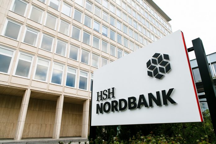 Das Bild zeigt das Schild der HSH Nordbank in Kiel.