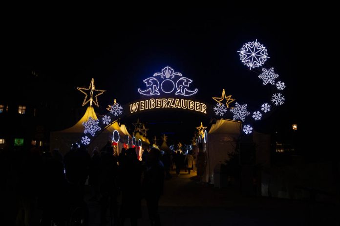 Hamburger Weihnachtsmärkte: Das Eingangsschild zum Weißer Zauber-Weihnachtsmarkt