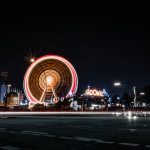 Hamburger Winterdom: Schausteller zufrieden Der Hamburger Winterdom endet: Das bekannte Riesenrad des Hamburger Doms bei Nacht. Foto: Unsplash/ Lino Thaesler
