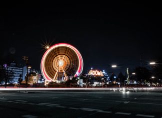 Hamburger Winterdom: Schausteller zufrieden Der Hamburger Winterdom endet: Das bekannte Riesenrad des Hamburger Doms bei Nacht. Foto: Unsplash/ Lino Thaesler