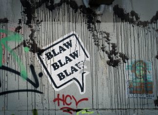 Neues Portal zur Anzeige von Hass im Internet Sprechblase auf einer Wand Grafitti für Hass im Netz