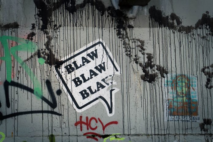 Sprechblase auf einer Wand Grafitti für Hass im Netz