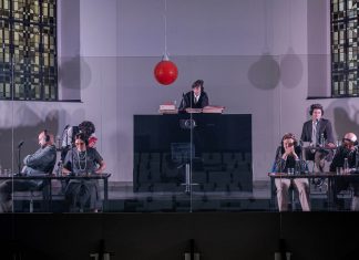 Studierte Nazis hinter der Glasscheibe "Im Process" vom Theaterkollektiv "Pierre.Vers" zeigt den dritten Majdanek Prozess. Foto: Ralf Puder