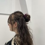 Halber Dutt mit Scrunchie