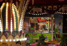 “Natürlich ist es manchmal anstrengend. Aber das Leben ist schön” Regina Mantau sitzt in ihrem Kassenhäuschen hinter dem Karussel auf dem Weihnachtsmarkt in Wandsbek.