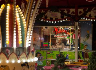 “Natürlich ist es manchmal anstrengend. Aber das Leben ist schön” Regina Mantau sitzt in ihrem Kassenhäuschen hinter dem Karussel auf dem Weihnachtsmarkt in Wandsbek.