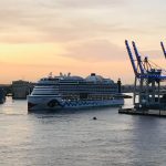 Kreuzfahrtschiff “Aidabella” rammt Kaimauer Ein Kreuzfahrtschiff der Aida Cruises fährt aus dem Hamburger Hafen aus. Foto: Unsplash/ Aron Schmitz
