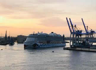 Kreuzfahrtschiff “Aidabella” rammt Kaimauer Ein Kreuzfahrtschiff der Aida Cruises fährt aus dem Hamburger Hafen aus. Foto: Unsplash/ Aron Schmitz