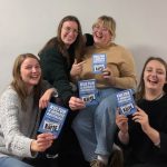 Kostenlos Kultur erleben mit der Kulturfreikarte Studentinnen freuen sich über die Kulturfreikarte