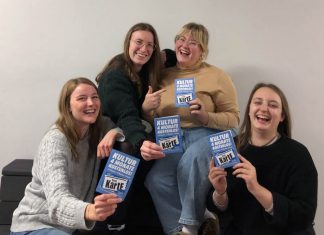 Kostenlos Kultur erleben mit der Kulturfreikarte Studentinnen freuen sich über die Kulturfreikarte