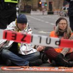 Zwei Protestierende der “letzten Generation” bei einer Blockade auf dem Karlsplatz in München. Foto: Letzte Generation