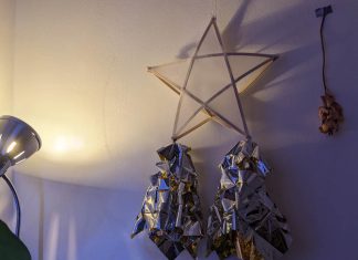 Ein Symbol für Weihnachten Philippinische Parols: Eine philippinische, sternförmige Weihnachtsdekoration mit zwei herunterhängenden Verzierungen hängt an der Wand und wird beleuchtet. Foto: Francine Sucgang