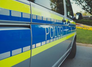 Hinweise erbeten: Polizei sucht Betroffenen von rassistischem Angriff Das Foto zeigt ein Polizeiauto in Nahaufnahme.Rassistischer Angriff: Die Polizei bittet den Betroffenen, sich zu melden. Symbolfoto. Foto: Markus Spiske/pexels