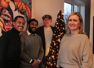 Internationaler Studierender: “Ich feiere Weihnachten am 7. Januar” Internationaler Weihnachtsgast: Studierende und Gastfamilie stehen vor einem Weihnachtsbaum. Foto: Laura Reichhart