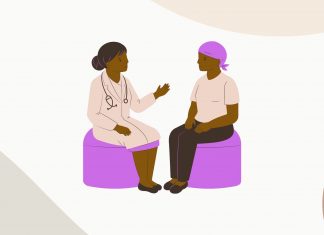 Queermed: „Ein Verzeichnis, in dem Menschen Safer Spaces finden können” Auf dem Bild sieht man zwei Schwarze Personen, die sich auf lilafarbenen Hockern gegenüber sitzen. Die Person links hat einen Kittel an und ein Stetoskop um den Hals und erklärt der anderen Person etwas. Die andere Person trägt ein Kopftuch und hört zu.