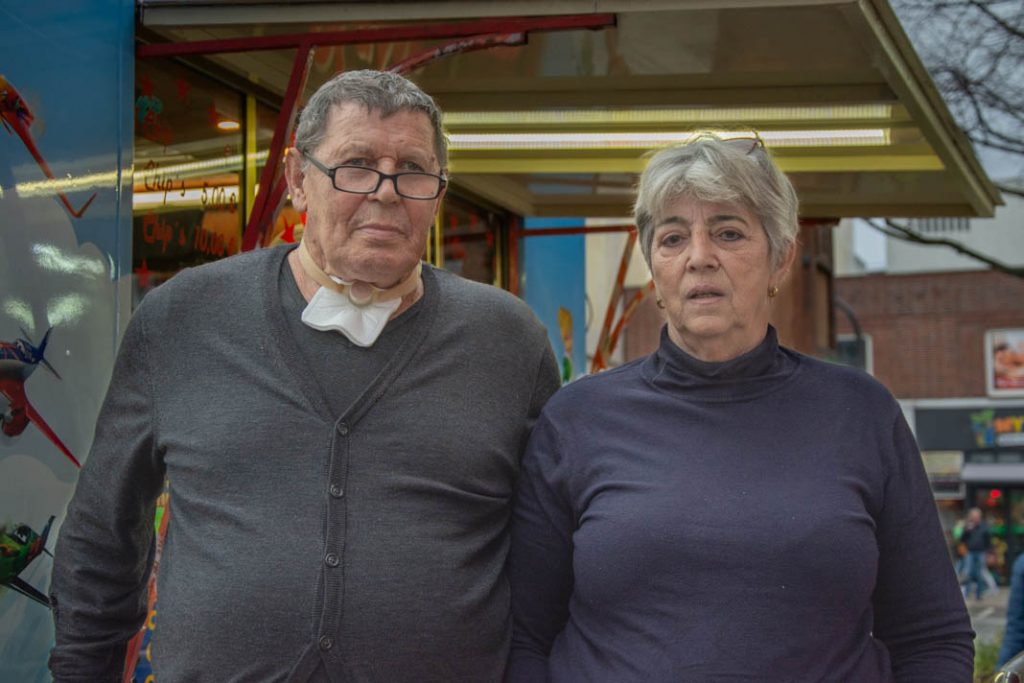 Hans und Regina Mantau stehen vor ihrem Kassenwagen am Weihnachtsmarkt Wandsbek