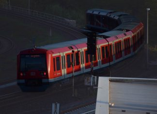 Nach Sperrung wegen Kabelbrand: Linie S2 fährt wieder Die rote S-Bahn in Hamburg: Sperrung der S2 wegen Kabelbrand