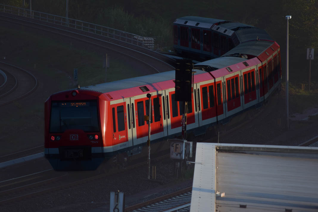 Die rote S-Bahn in Hamburg: Sperrung der S2 wegen Kabelbrand