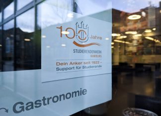 SPD und Grüne: Studierendenwerk soll mehr Geld erhalten Studierendenwerk Hamburg Aushängeschild an der Mensa am Campus Finkenau der HAW Hamburg. Foto: Francine Sucgang