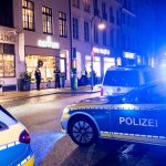 Täter flüchten mit Millionenbeute auf E-Scootern Polizei mit Blaulicht vor dem Tatort, nachdem ein Juwelier überfallen wurde.