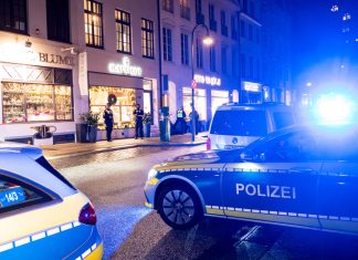 Täter flüchten mit Millionenbeute auf E-Scootern Polizei mit Blaulicht vor dem Tatort, nachdem ein Juwelier überfallen wurde.