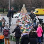 Weltrekord in Hamburg: Schüler stapeln Konservendosen Helfer schmücken den größten Weihnachtsbaum aus Konservendosen auf dem Kirchplatz vor der Hamburger Hauptkirche Sankt Michaelis (Michel).