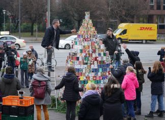 Weltrekord in Hamburg: Schüler stapeln Konservendosen Helfer schmücken den größten Weihnachtsbaum aus Konservendosen auf dem Kirchplatz vor der Hamburger Hauptkirche Sankt Michaelis (Michel).