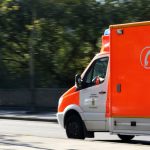 Krankenhäuser überlastet: Asklepios Kliniken fordern Task Force Ein Krankenwagen fährt auf einer Straße