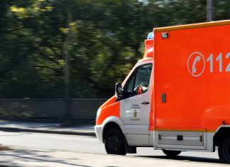 Krankenhäuser überlastet: Asklepios Kliniken fordern Task Force Ein Krankenwagen fährt auf einer Straße