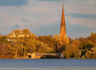 Drittwärmster Herbst der Geschichte in Hamburg Harbst in Hamburg: Die Hamburger Alster im goldenen Herbstlicht.