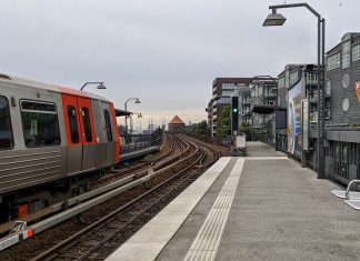 Linke fordert HVV-Ticket für 29-Euro HVV U-Bahn fährt durch Hamburg