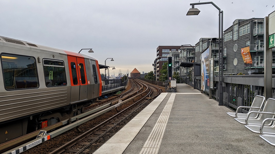 HVV U-Bahn fährt durch Hamburg