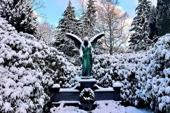 Engel als Grabstein im Schnee auf Friedhof Ohlsdorf. Symbolbild zum Thema Hackerangriff auf Friedhöfe in Hamburg