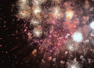Silvester wird heillos überbewertet Silvester Feuerwerk am Himmel.