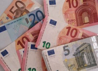 Hamburger Bürgerschaft berät über Doppelhaushalt Mehrere Euro Geldscheine liegen auf einem Haufen.