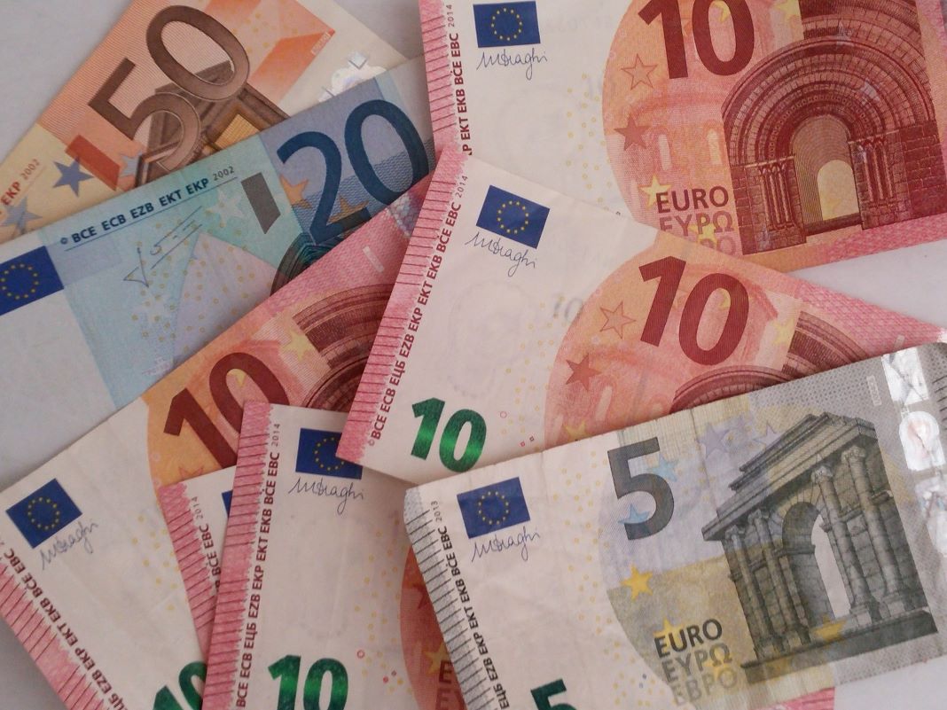 Mehrere Euro Geldscheine liegen auf einem Haufen.